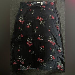 Black light weight maxi skirt with rose pattern
